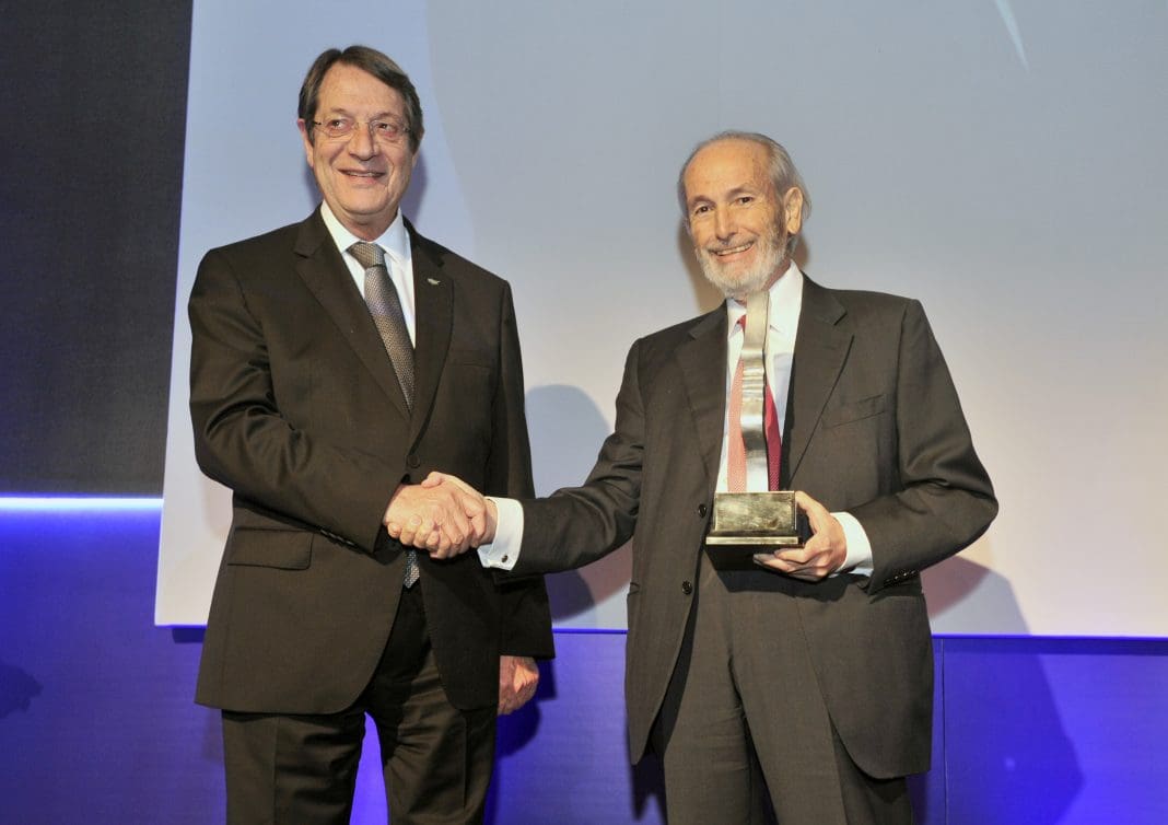 Φώτο: Ο Μιχαλάκης Λεπτός παραλαμβάνει το τιμητικό βραβείο από τον ΠτΔ κο Νίκο Αναστασιάδη