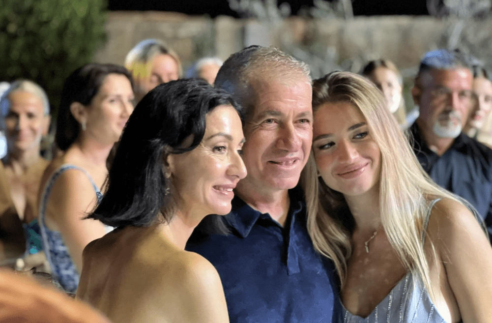 Ο Γιώργος Ιωάννου με την σύζυγό του, Μαρίνα Στυλιανίδη και την κόρη τους, Νεφέλη. Φωτογραφία: Hello Cyprus
