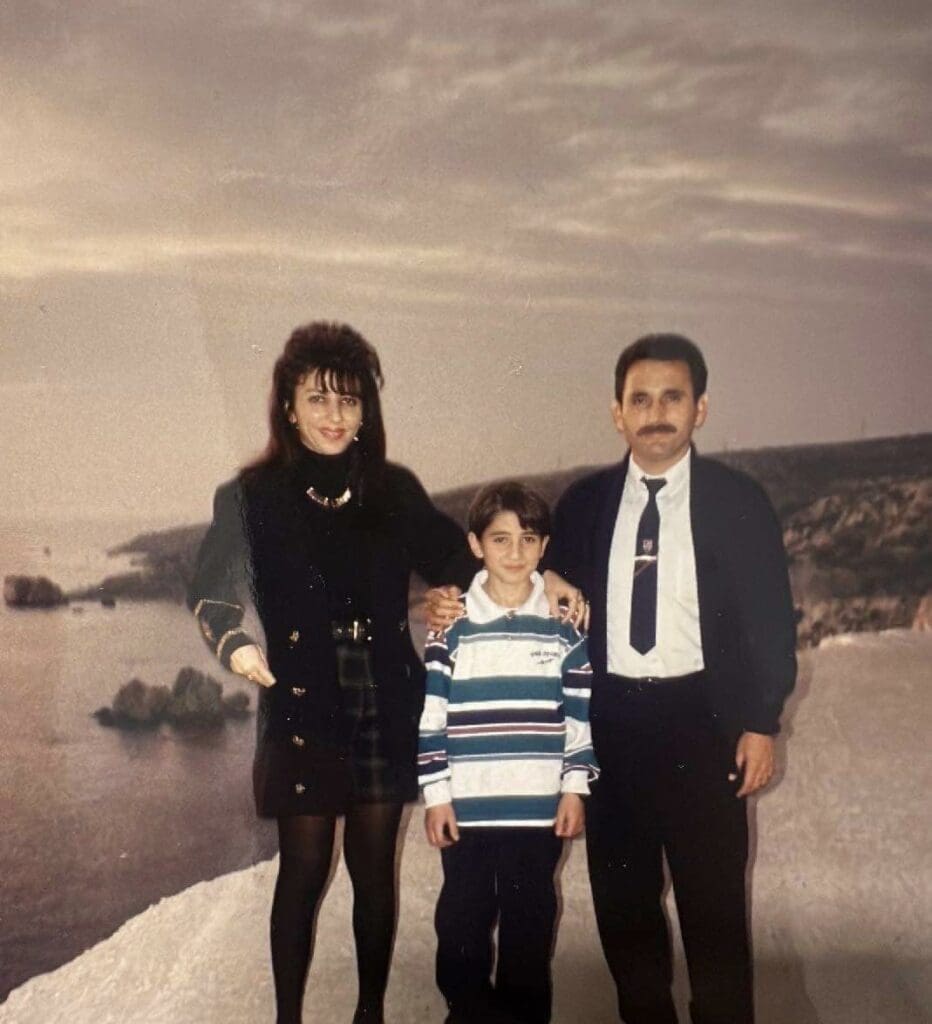 Ο Georgi στη μέση με την Γεωργία και τον Γιαννάκη Γιαννακού στην Πέτρα του Ρωμιού το 1993