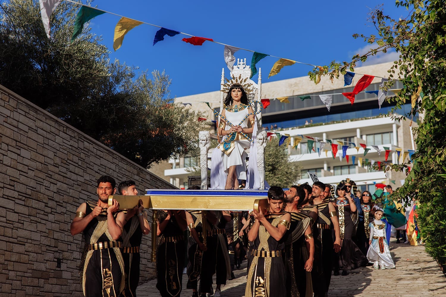  Η Βασίλισσα Κλεοπάτρα έδωσε παλμό και τόνο στην καρναβαλική παρέλαση, εμπνευσμένη από μια ιστορική παράδοση της Κύπρου με ρίζες στην αρχαιότητα, το Ακρωτήρι Αγίου Γεωργίου και την Γερόνησσο